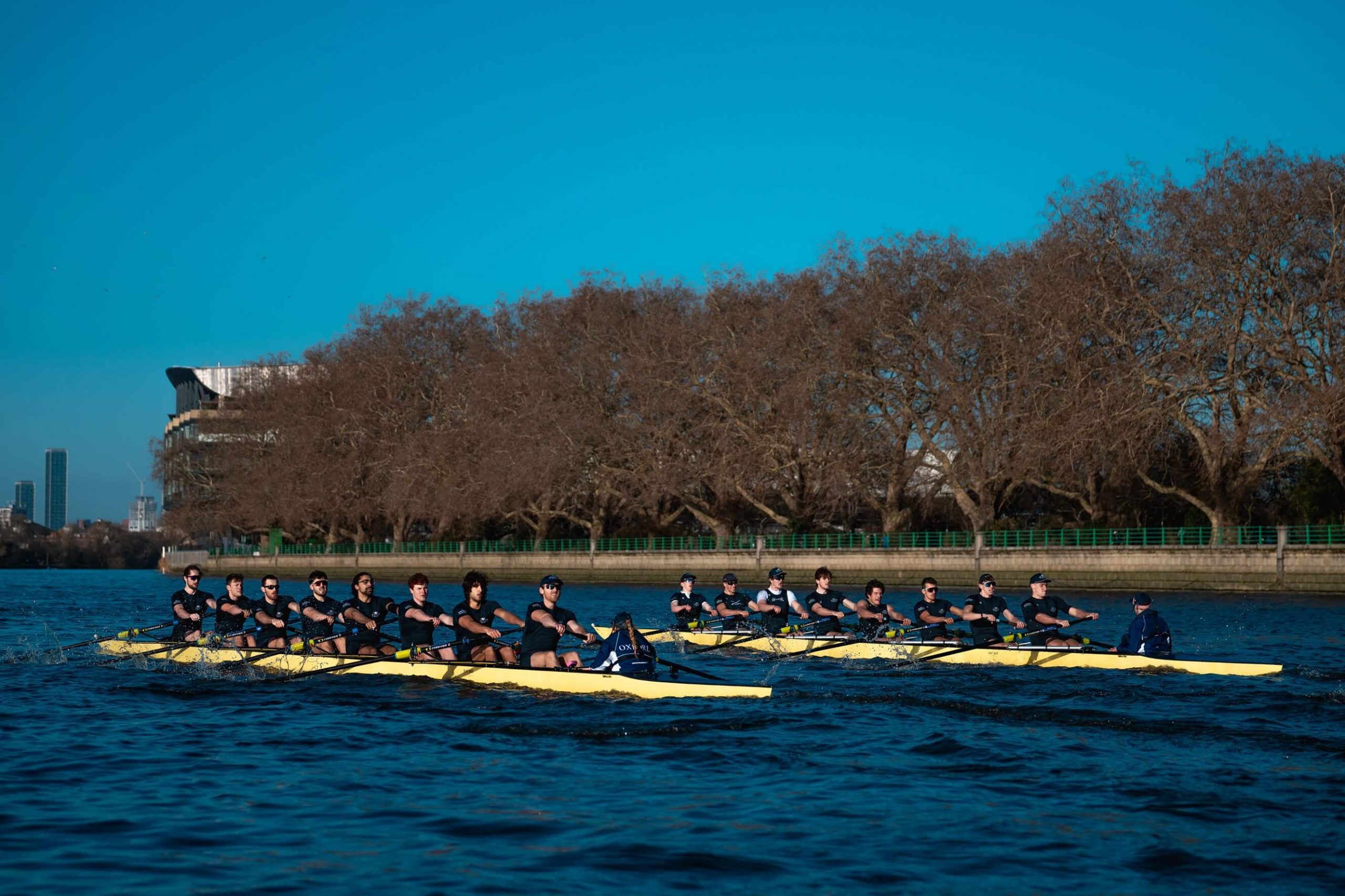2 OUBC men's crews racing towards Fulham Pier