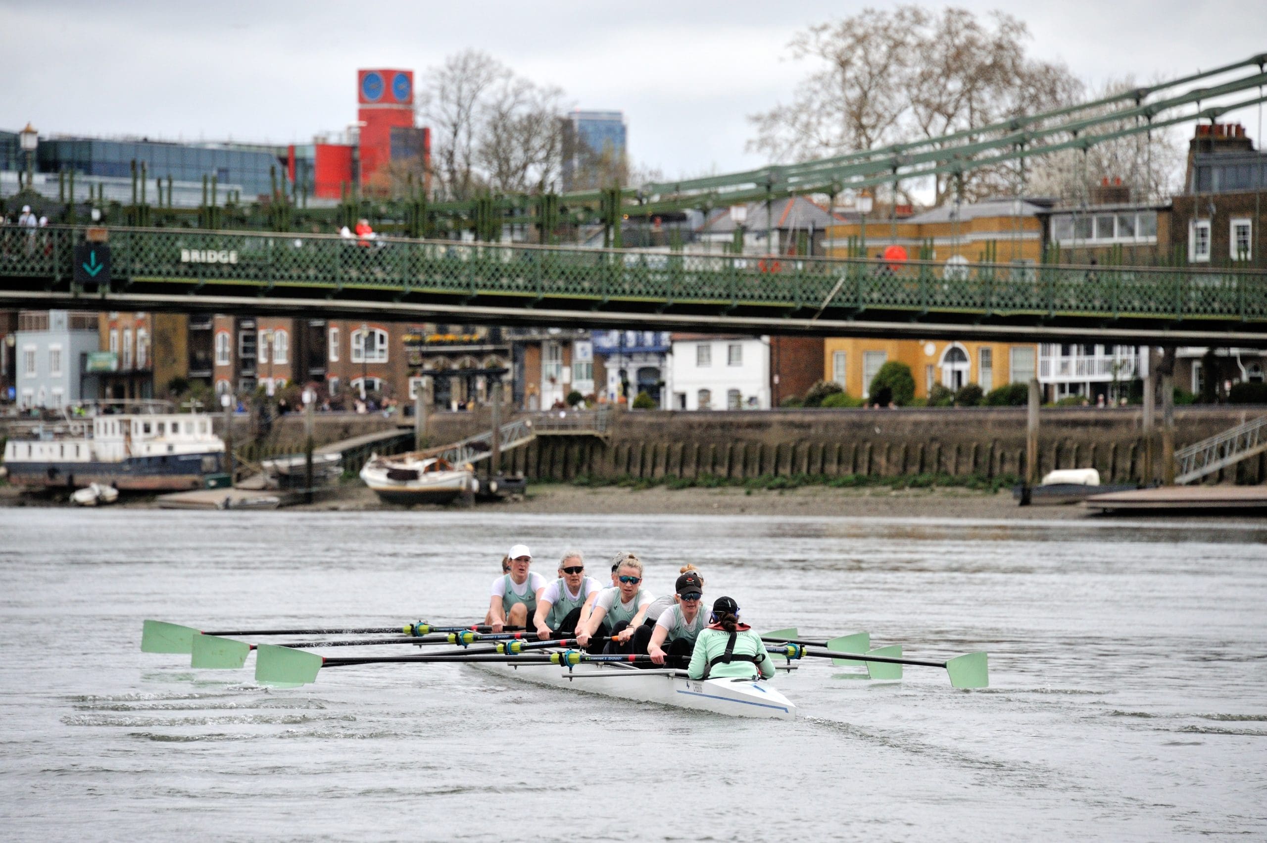 Cambridge Veteran Women's crew approaching Hammersmith Bridge