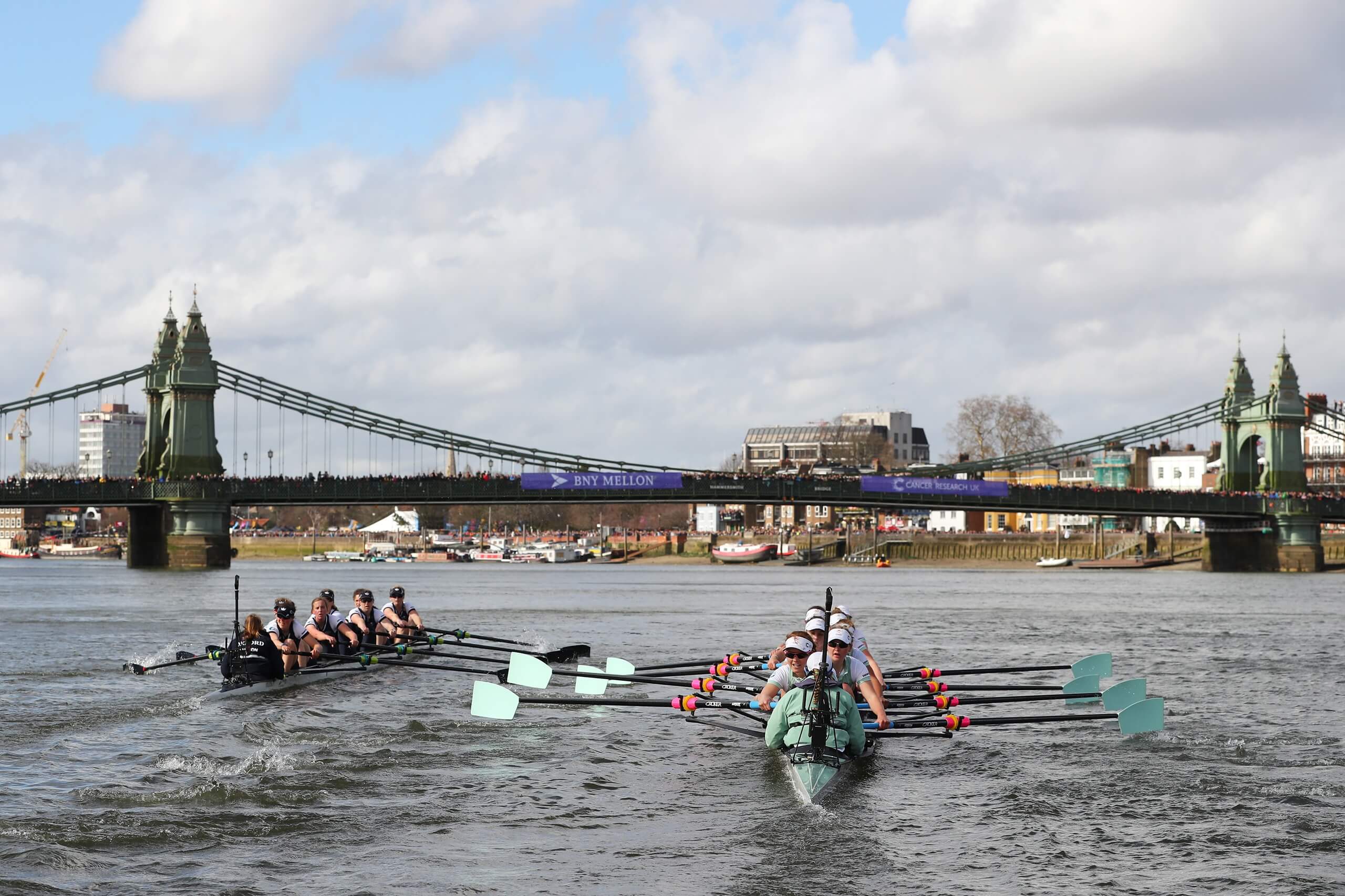Women's Boat Race 2016 approaches Hammersmith Bridge